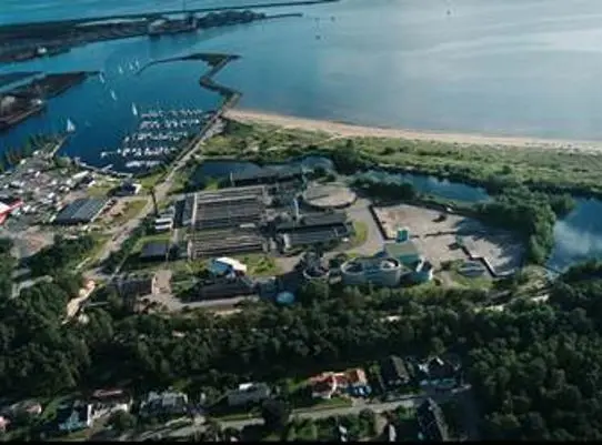 Flygbild över Västra strandens avloppsreningsverk, Nissans mynning och Laholmsbukten.