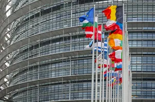Flaggor utanför EU-byggnad i Strasbourg