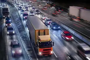 Biltrafik på E4 i Stockholm.