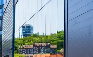 Fasad med glasparti på en modern kontorsbyggnad.