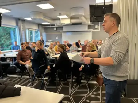 En bild från övningen som visar ett antal personer i ett rum.