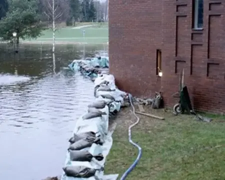 Sandsäckar och pumpar används för att skydda kyrkobyggnad.