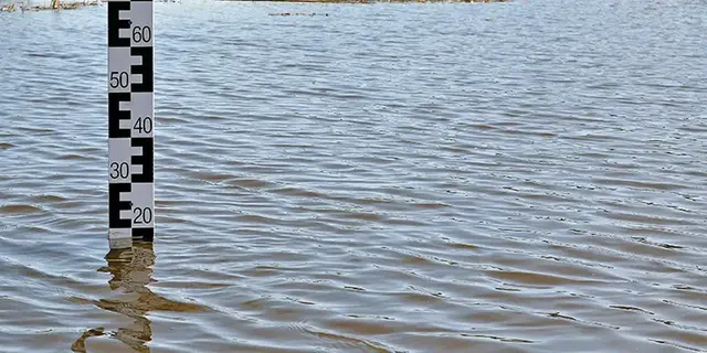 En mätsticka visar hur hög havsnivån är.