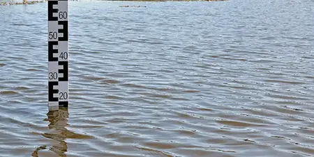 En mätsticka visar hur hög havsnivån är.