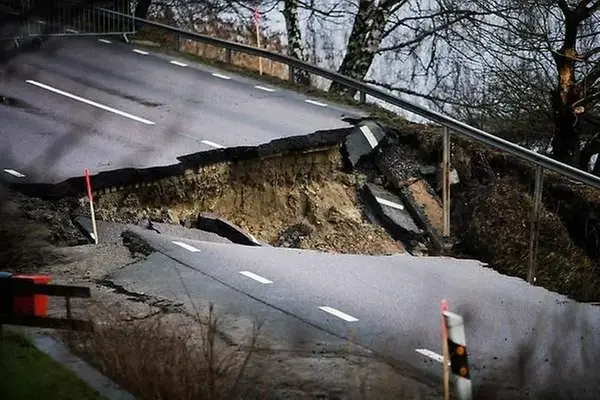 En väg har rasat.