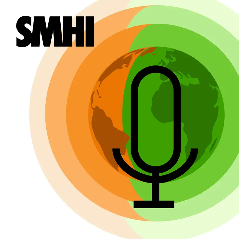 Ikonen för poddserien "Klimatforskarna", en del av SMHI-podden. En mikrofon med en jordglob i bakgrunden.