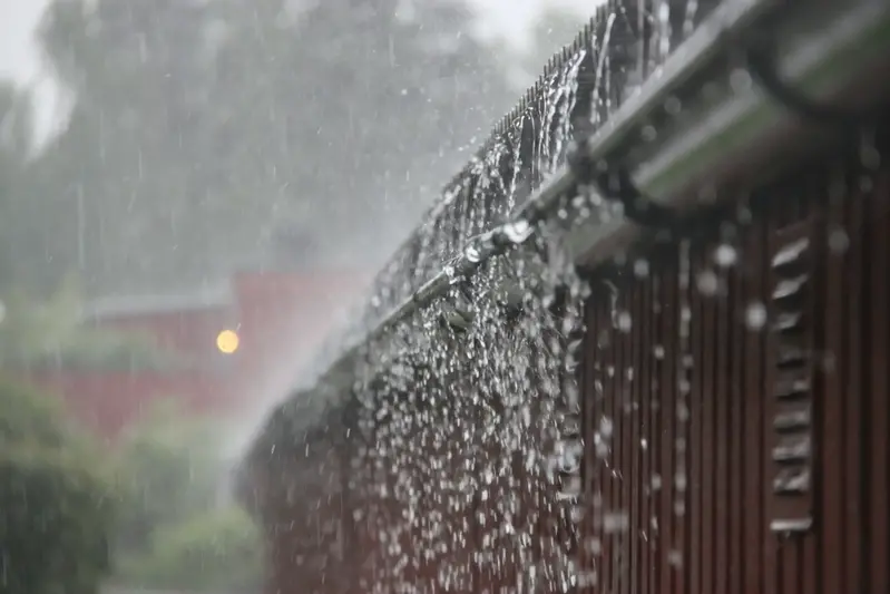 Kraftigt regn i hängränna.