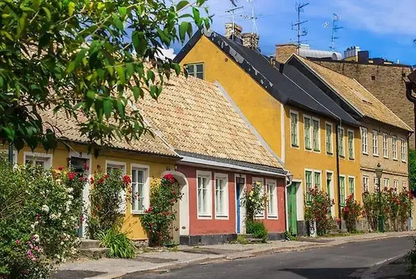 Gamla hus i olika färger, på en gata i Skåne.