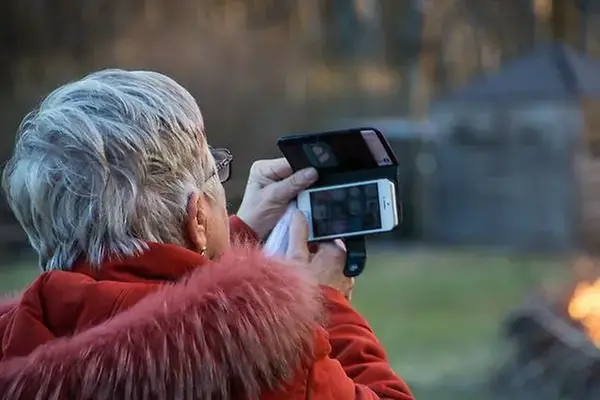 Kvinna håller i en mobiltelefon.