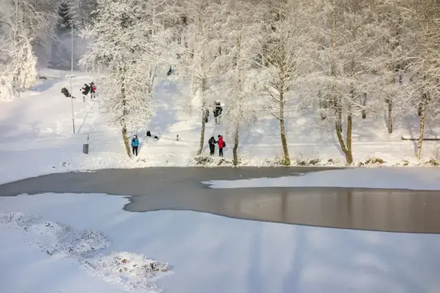 Människor intill en frusen sjö