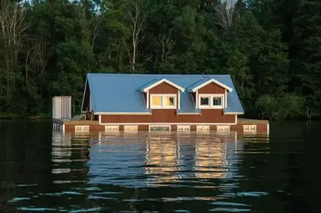 Ett hus är översvämmat av vatten.