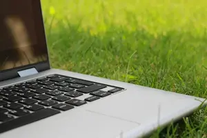 En laptop på en gräsmatta.