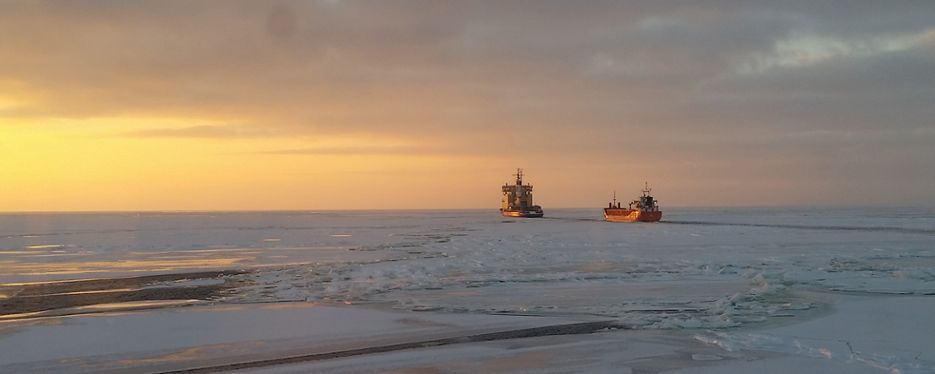 Isbrytare på isigt hav i solnedgång.