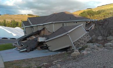 Hus har skadats efter jordskred.