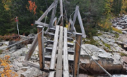 Bro som gått sönder på en vandringsled i svenska fjällen.