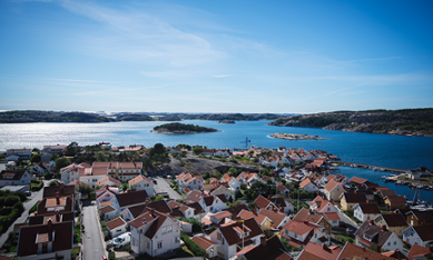 Samhälle nära havet, på svenska västkusten.